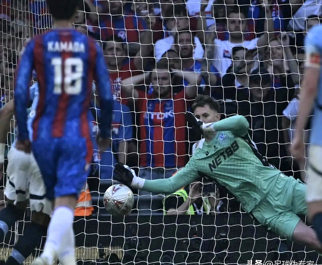 战术调整首场状态出色，C9观众沸腾！，哈兰德重返赛场比赛高潮迭起的简单介绍