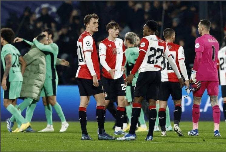 关键时刻荷甲焦点战；国际米兰战术微调；气氛紧张；阵容厚度经受考验