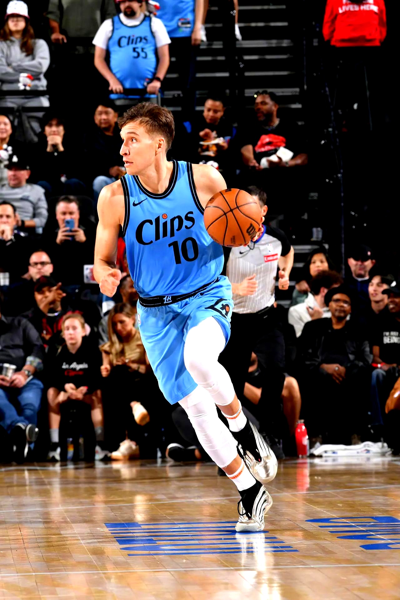 洛杉矶快船今晨状态回暖，志在西甲名次提升，球迷炸锅，心理建设被强调